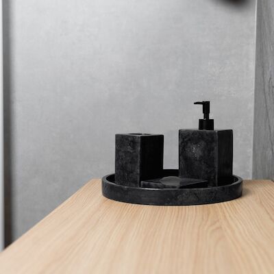Accessoires set Loutro Sabii Bestaande Uit Tandenborstelhouder, Zeephouder, Zeeppompje en Zeepschaal Antraciet